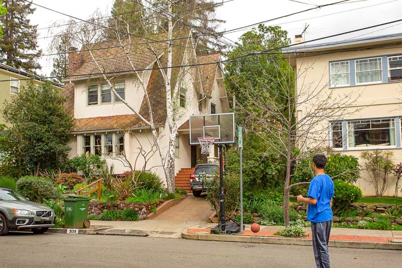 A residential area within Oakland's Rockridge neighborhood. 