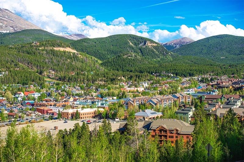 A small town nestled between green mountains in Colorado