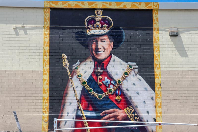 A mural depicting George Strait as a king in San Antonio TX