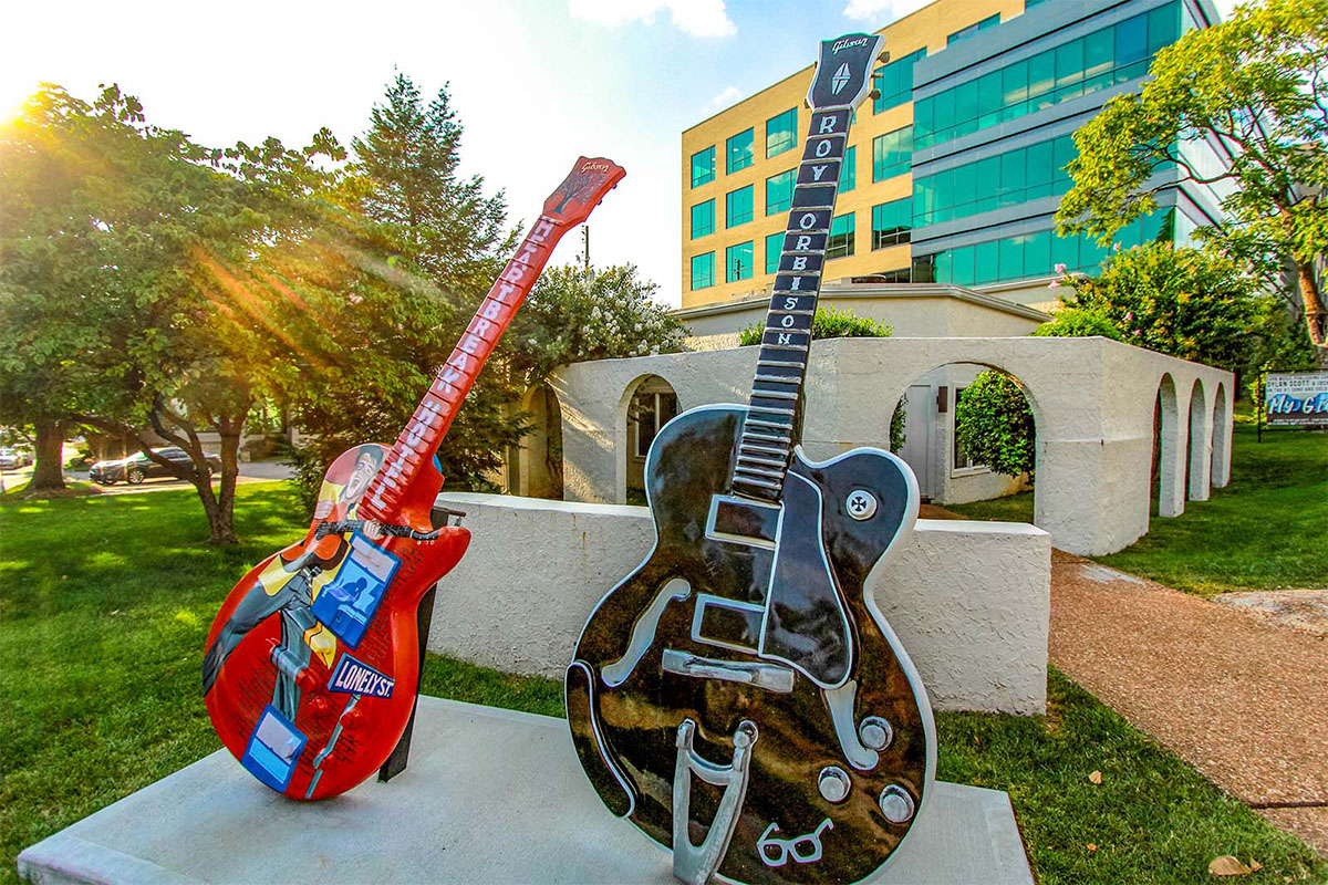 Guitar statue in music row, Nashville 