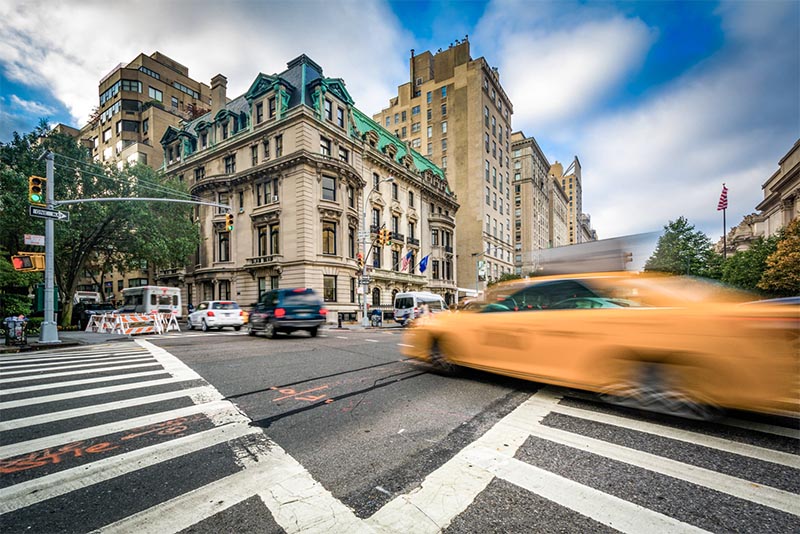 een taxi rijdt door de Upper East Side in New York City