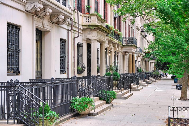 Una fila de casas en el Upper West Side en la ciudad de Nueva York