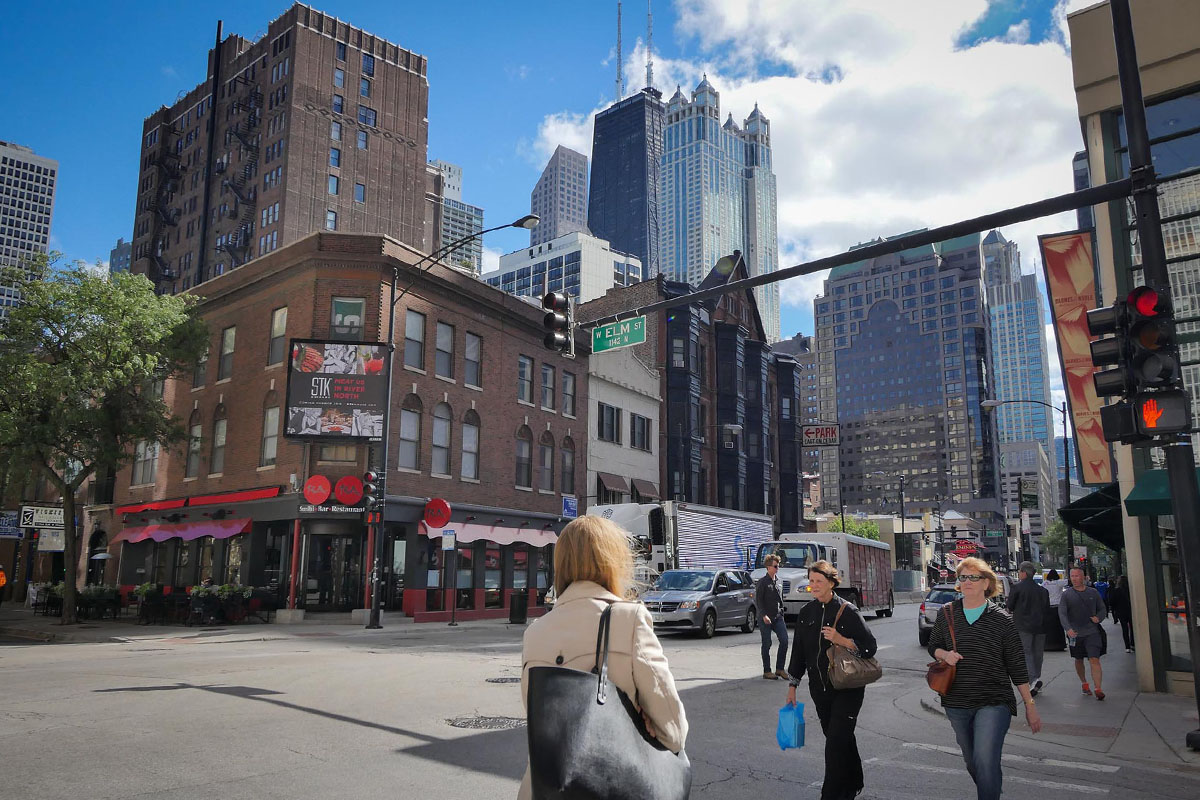 River North commuters walking 